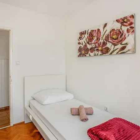 Beautiful In With House Sea View Holiday home